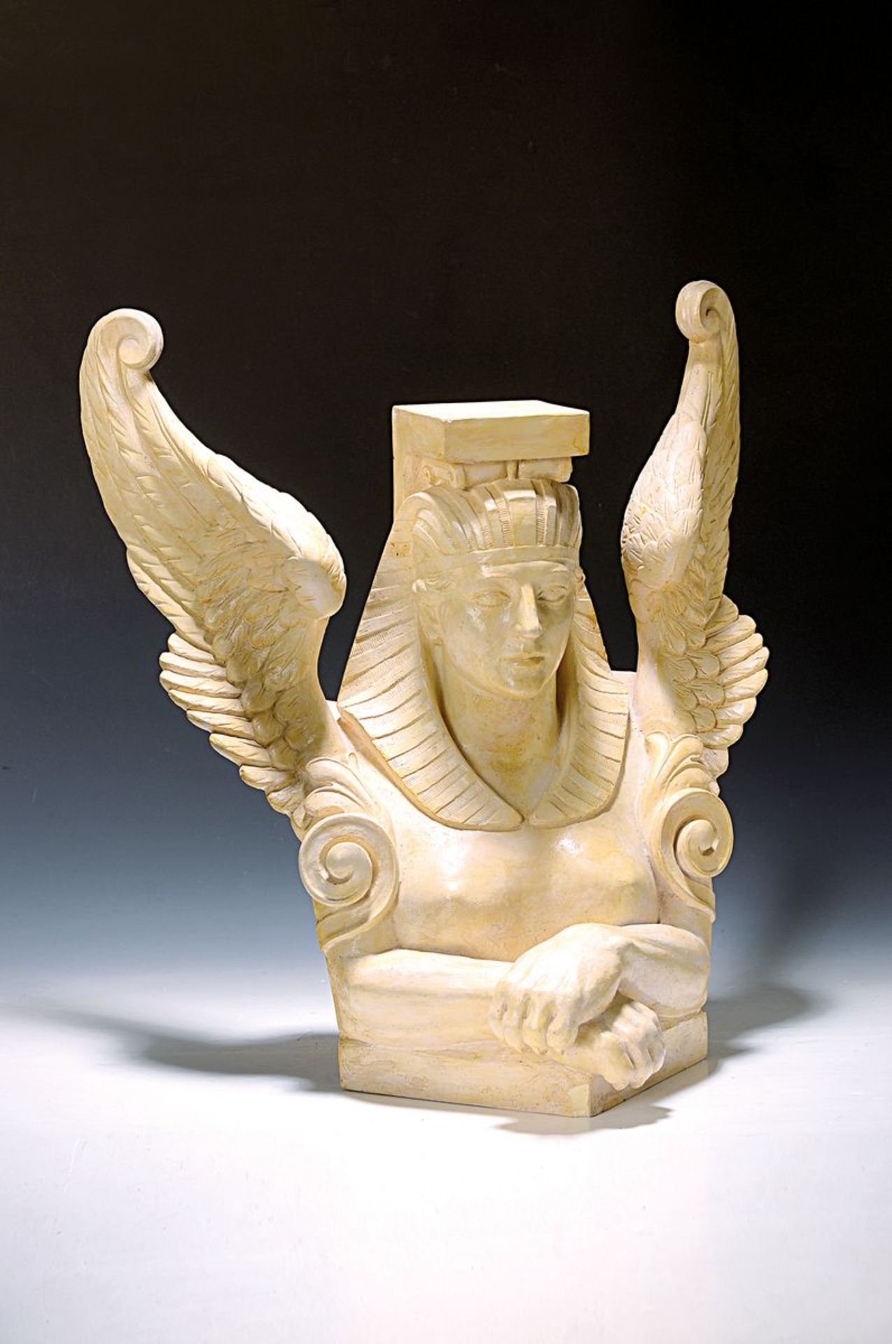 Skulptur einer geflügelten Sphinx, wohl Berlin, um