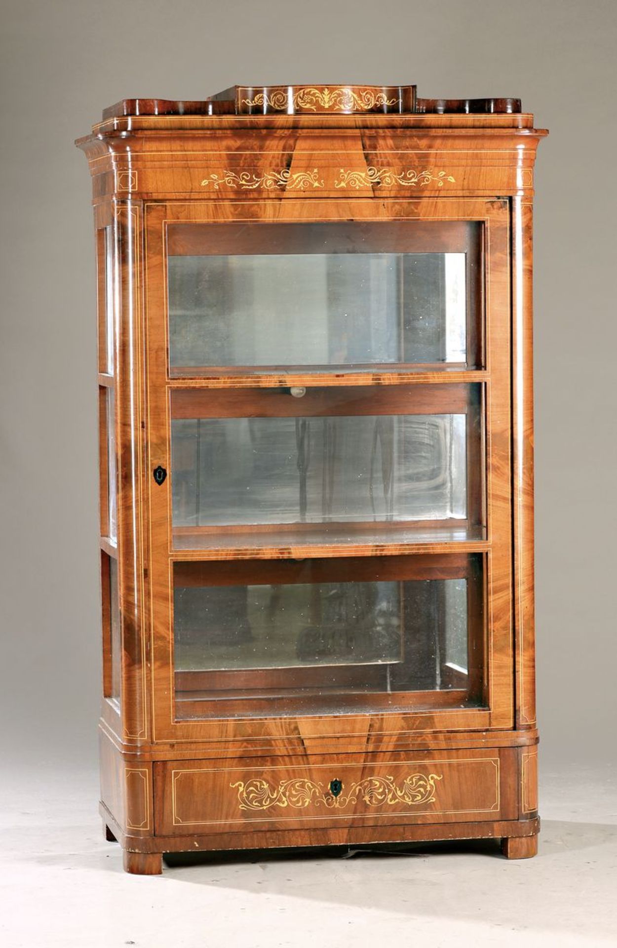 Vitrine, um 1870, Nußbaumfurnier mit feinen hellen