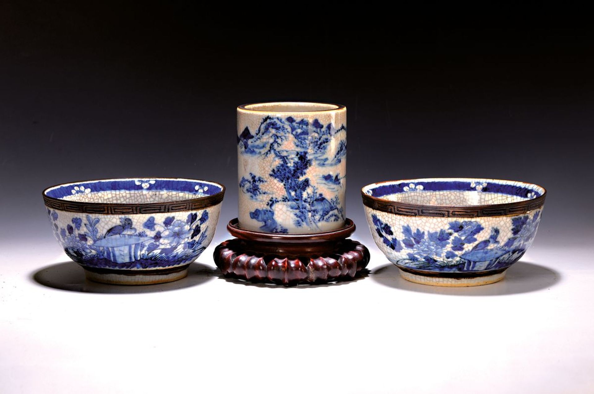 Zwei Schalen und ein Pinselgefäss, China, um 1900 und um