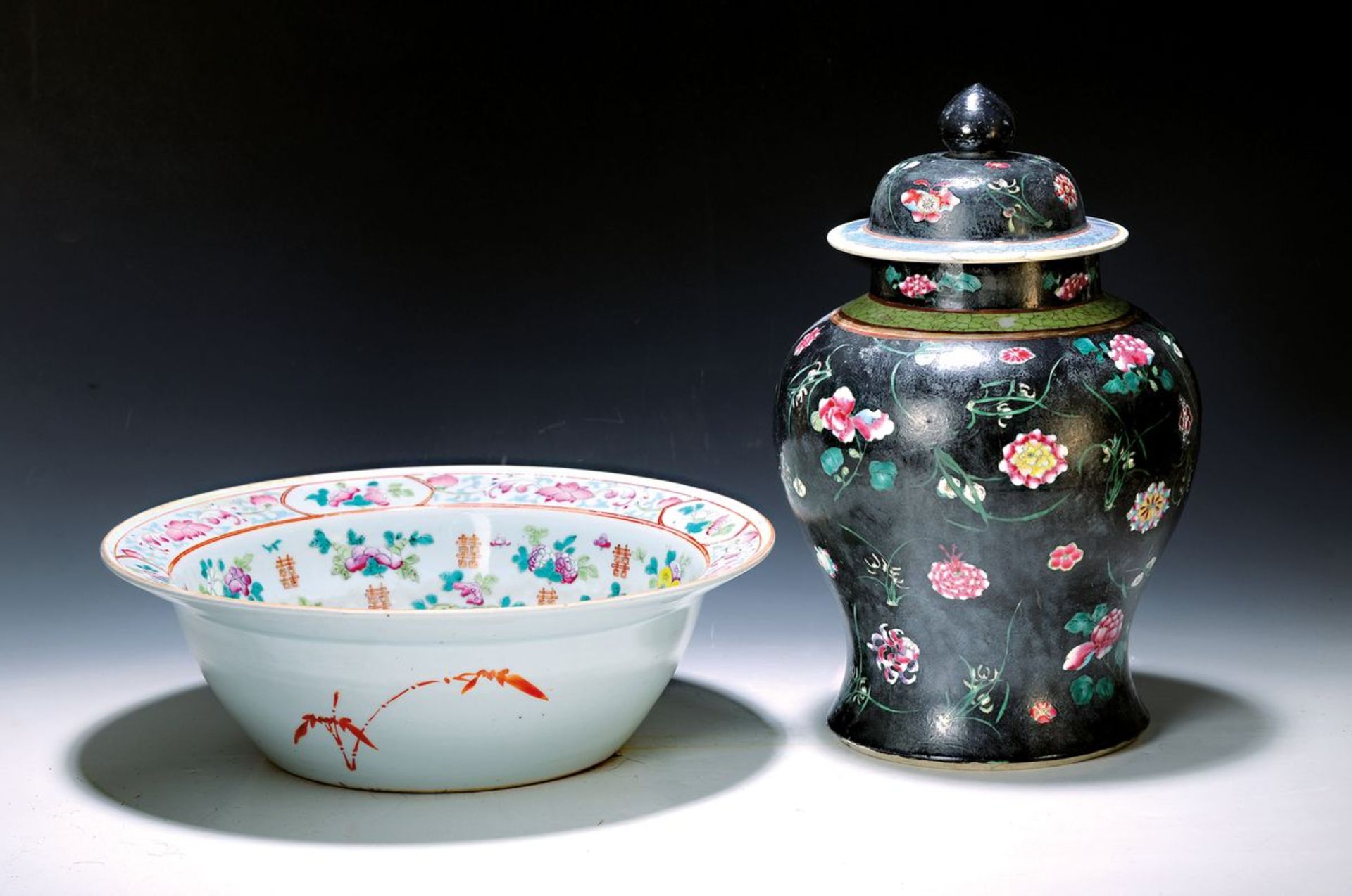 Deckelvase und Schale, China, Porzellan: Deckelvase