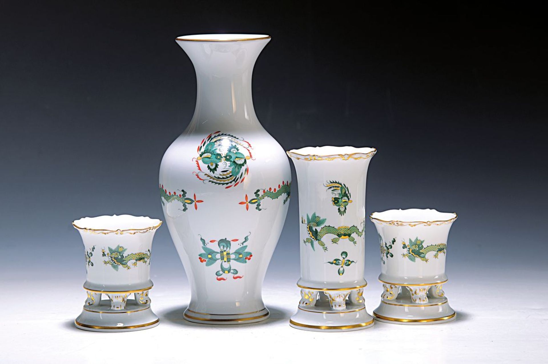 Vier Vasen, Meissen, 2. Hälfte 20. Jh., grüner Hofdrache,