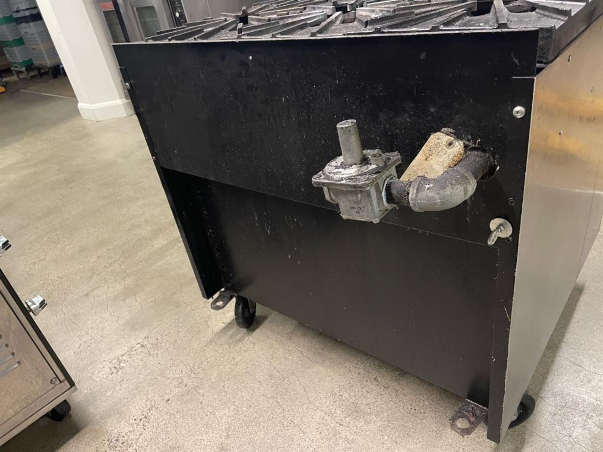 Montague Legend 36" Heavy Duty Gas Range W/ 6 Burners - Image 7 of 8