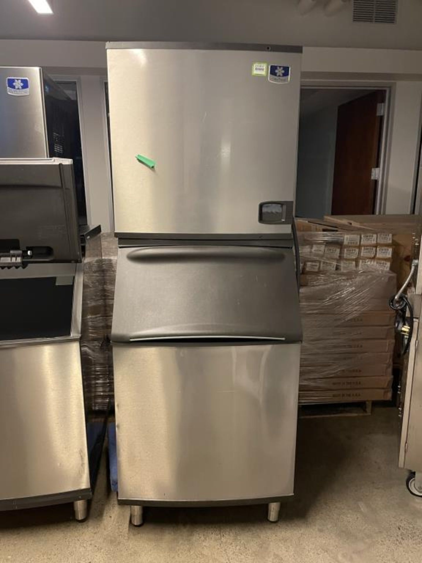 Manitowoc IY1204A261D Ice Machine with B570D Ice Storage. S/n