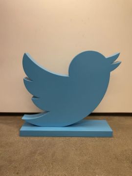 Leilão Twitter estátua pássaro azul 