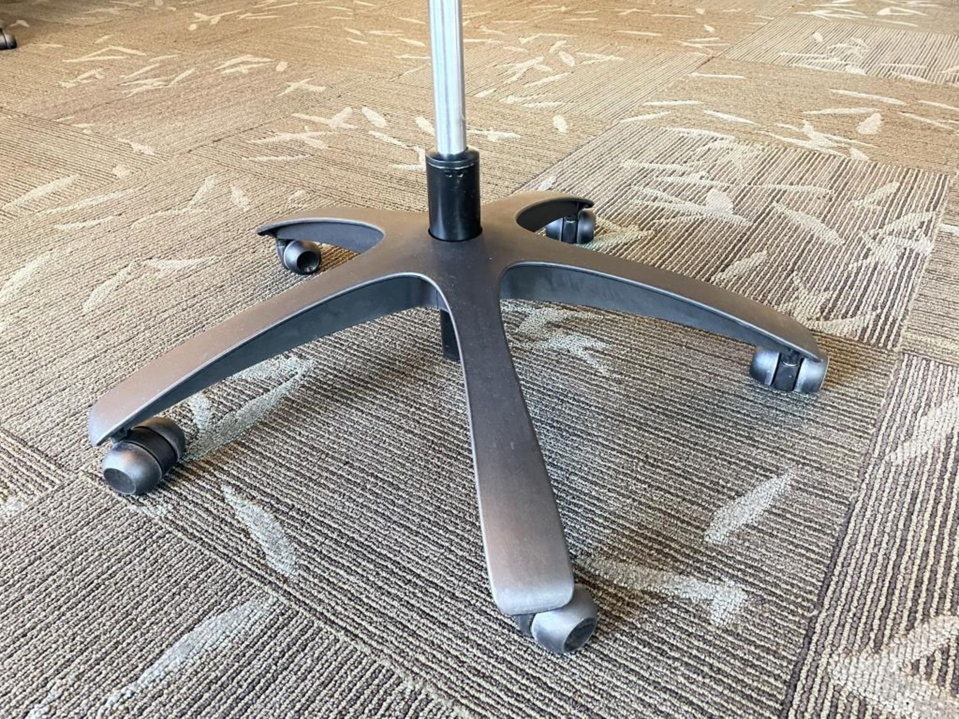 (20) Knoll Generation High Performance Task Chair - Image 8 of 11