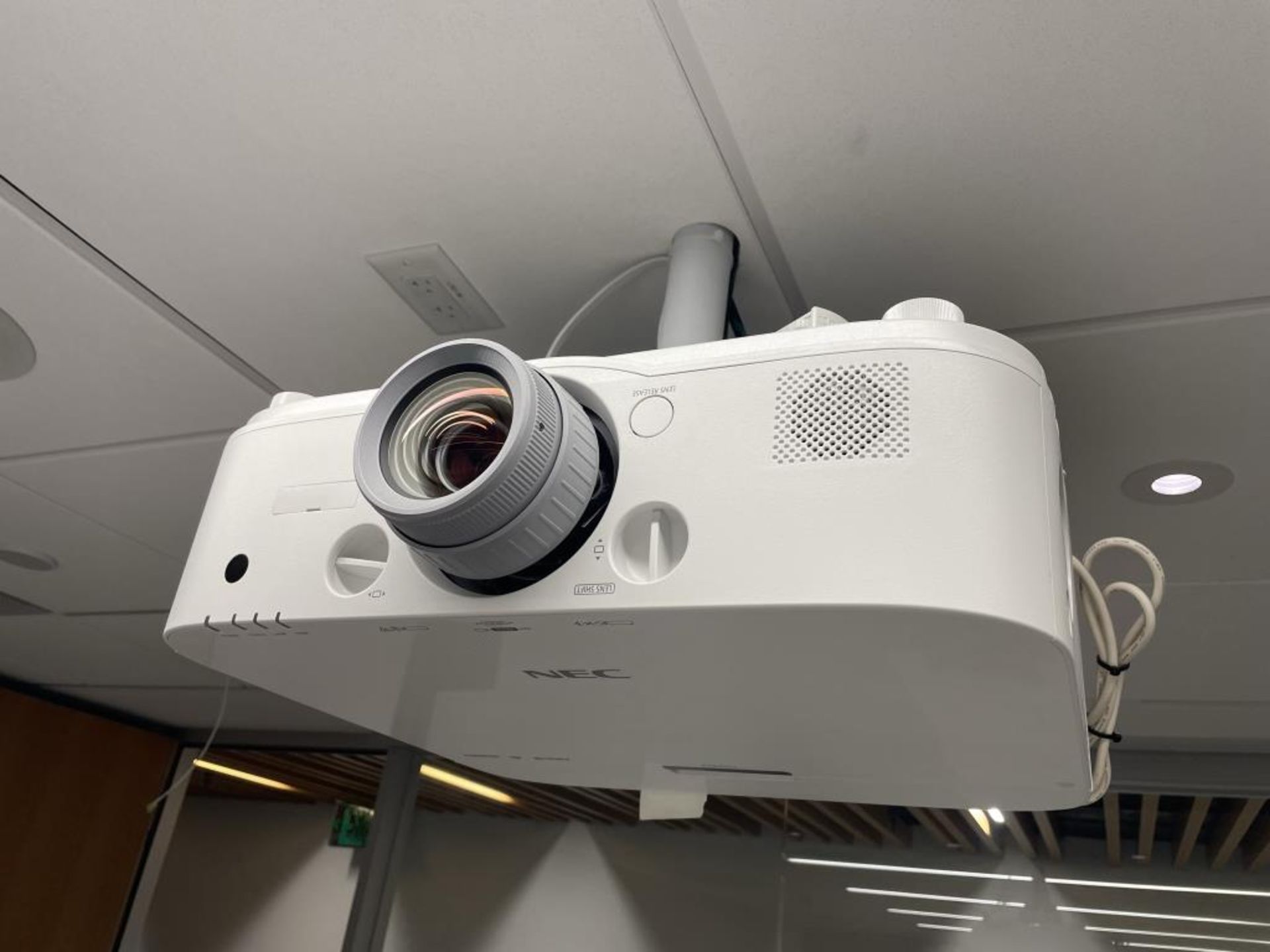 NEC PA622U Projector - Image 4 of 4