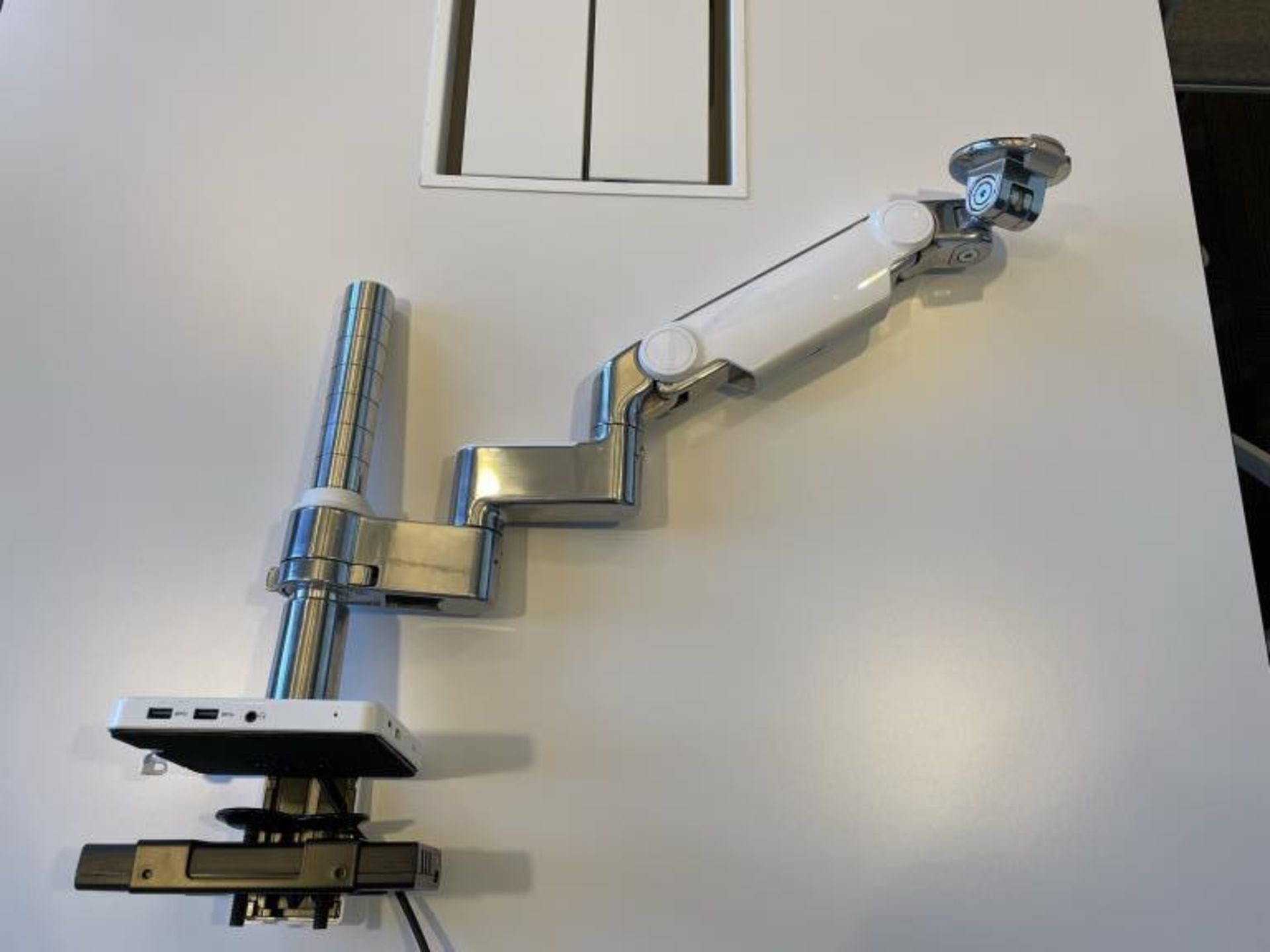 (200+) Humanscale M2.1 w/ M/Connect2 Monitor Arms