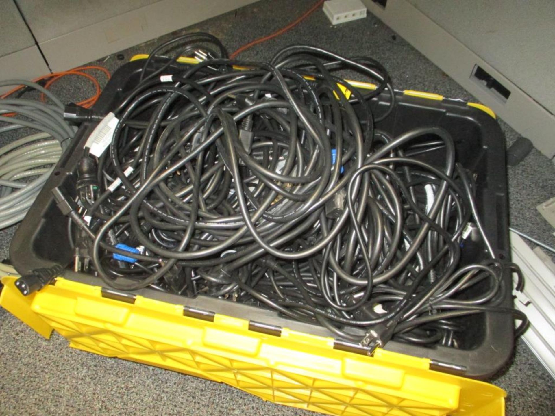 Data Cables - Image 13 of 13