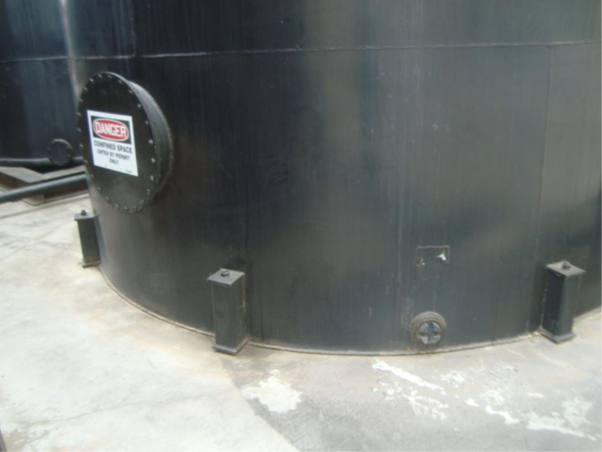 13,500 Gallon Cap. Closed Top Tank - Image 6 of 10