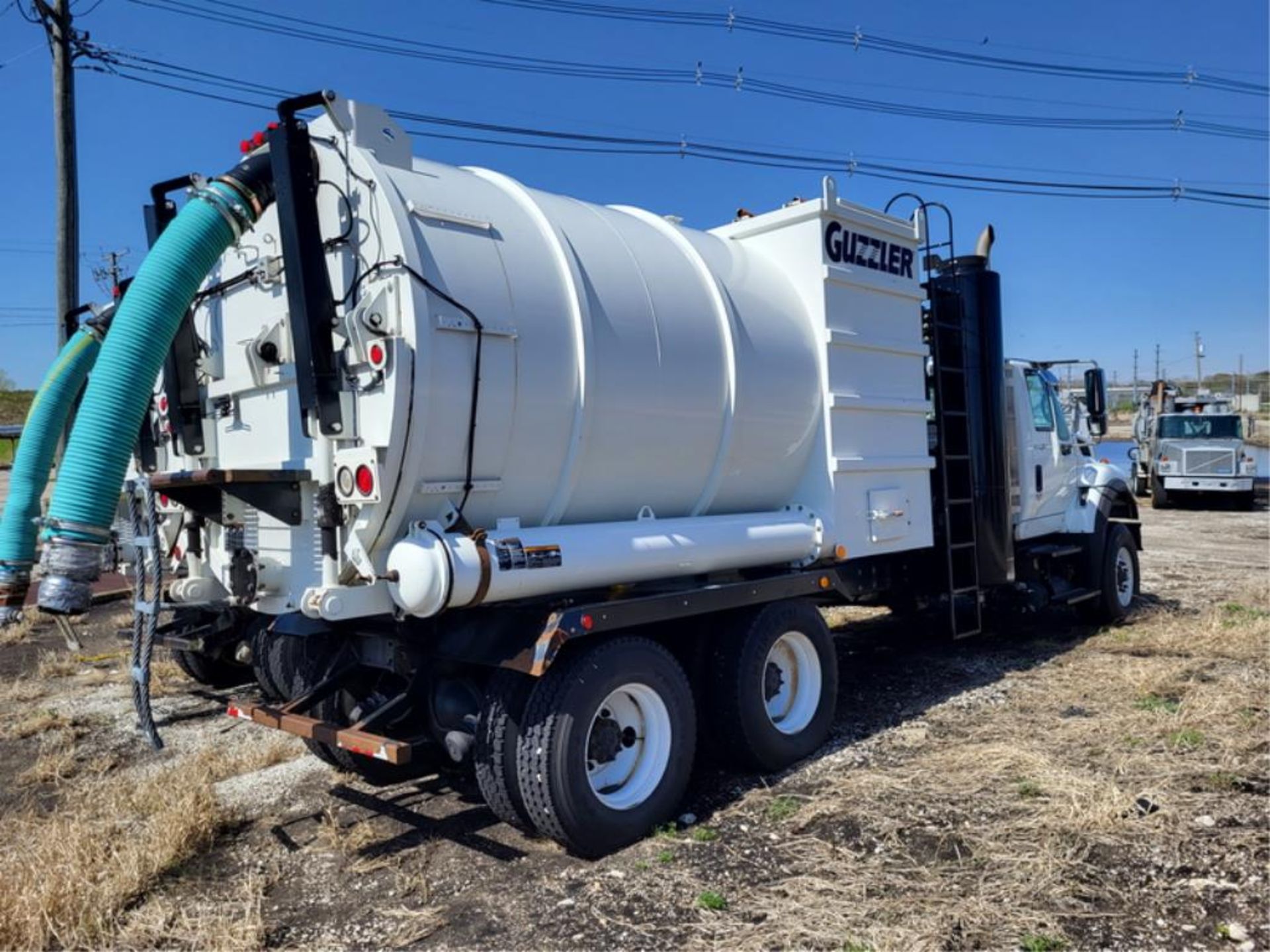 International Vacuum Truck - Image 2 of 16