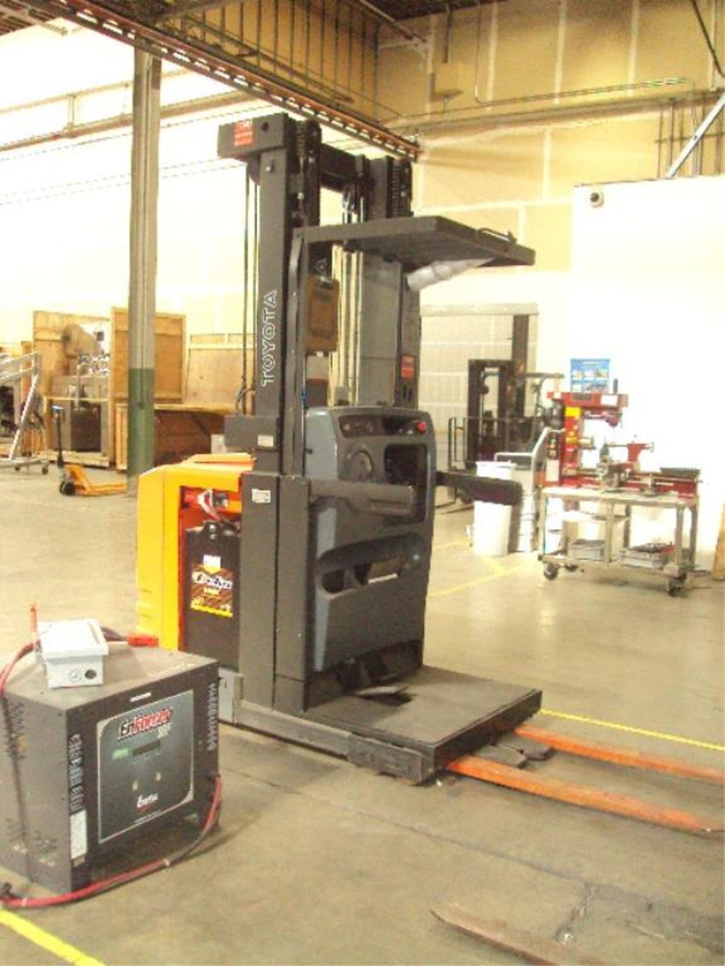 Toyota 3,000 lb. Capacity, 24V Stand Up Order Picker - Image 3 of 9