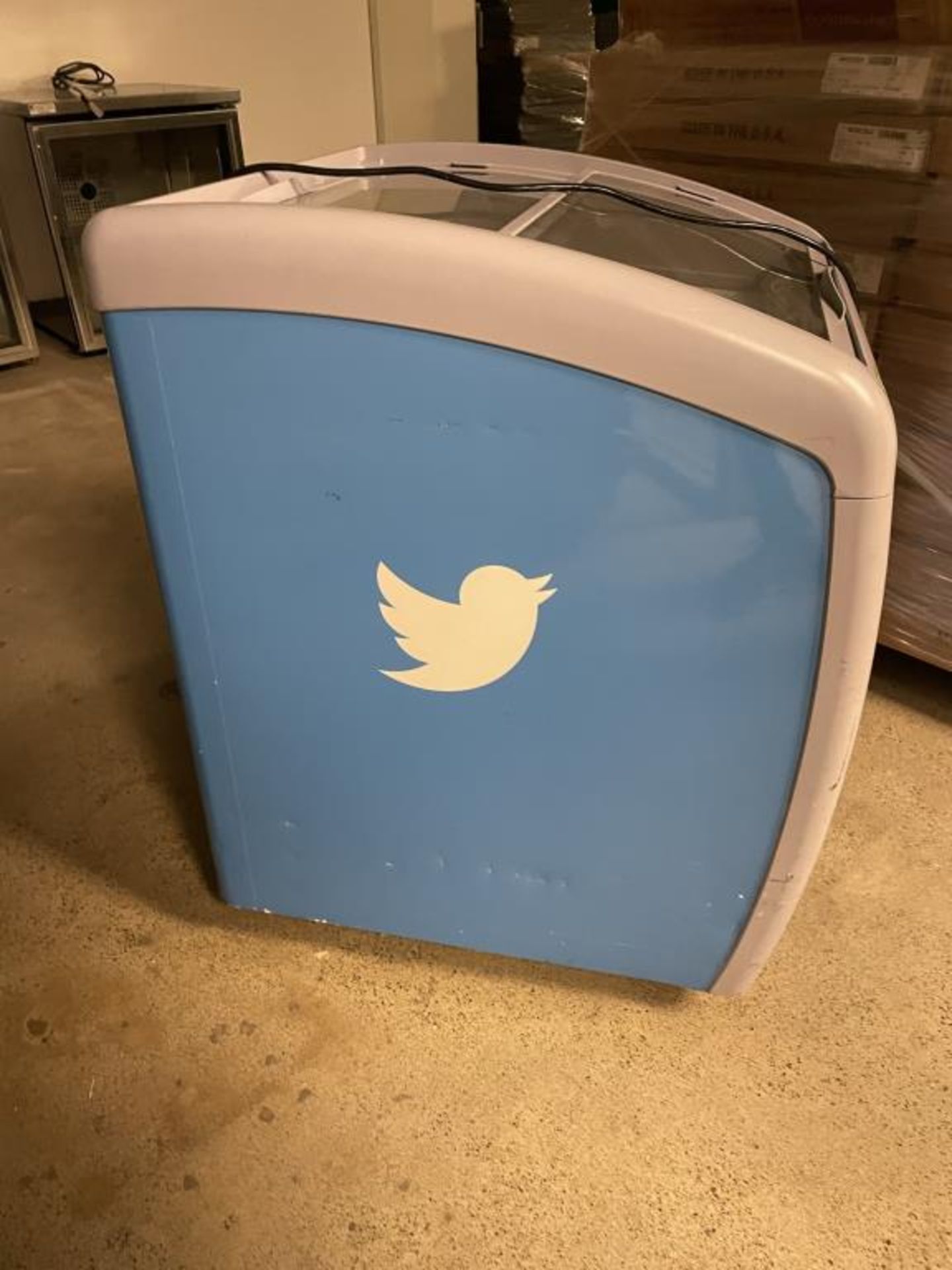 Twitter Branded Curved Top Display Ice Cream Freezer - Image 3 of 11