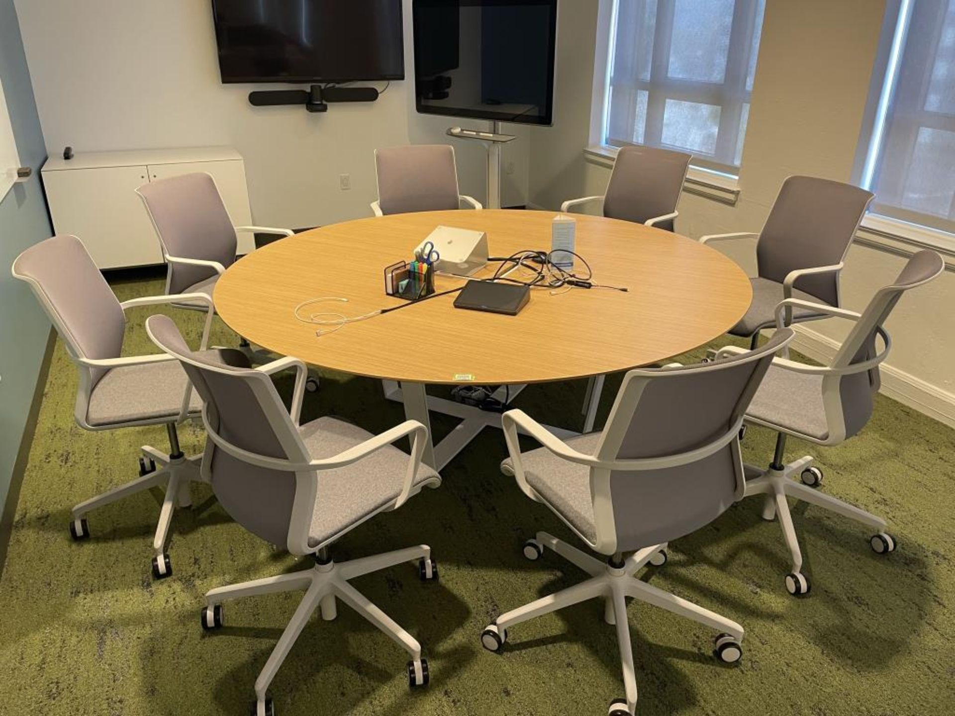 HPL Contract Round Conference Table 7' w/ Senator Task Chairs