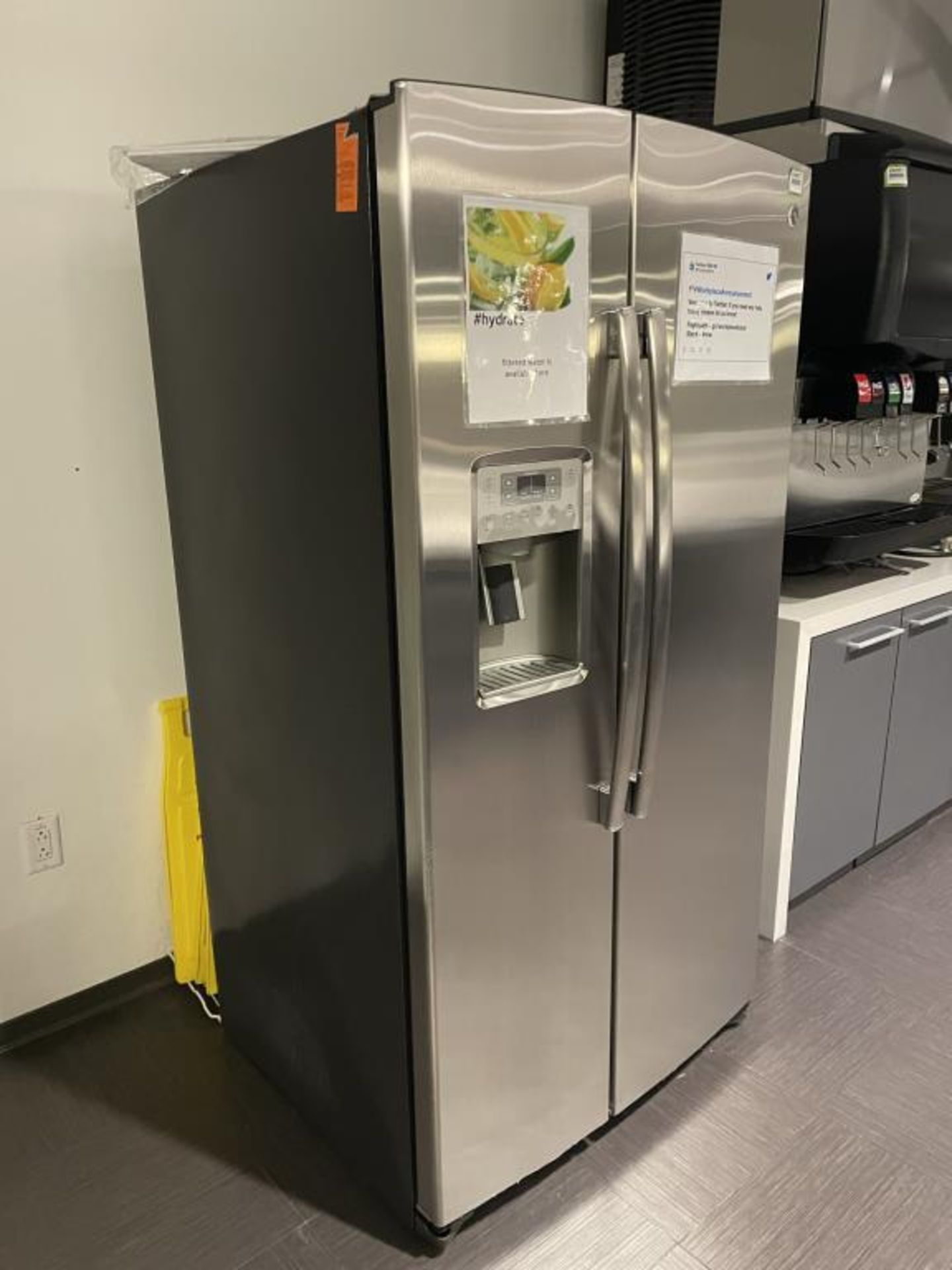 GE PSE26K Side by Side Refrigerator - Image 2 of 5