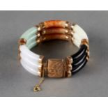 JADE AND GOLD BRACELET WITH A CHINESE CHARACTER ‘LOVE’ ON A GOLD CLASP