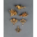 A COLLECTION OF FIVE VINTAGE GOLD BROCHES AND ONE GOLD PENDANT