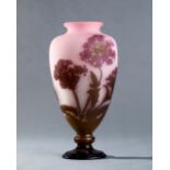 ROMANIAN ART NOUVEAU VASE, AFTER GALLÉ, IN PINK AND BROWN CAMEO GLASS WITH FLOWER DECORATION, CIRCA