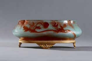 GALLÉ GLASS CENTREPIECE DECORATED WITH RANUNCULUS ON A GILDED METAL PEDESTAL, CIRCA 1900