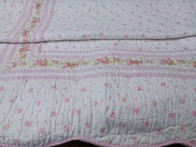 Pink Patterned Floral Quilt & 2 Cushions (Slightly Marked) & 2 Cushions