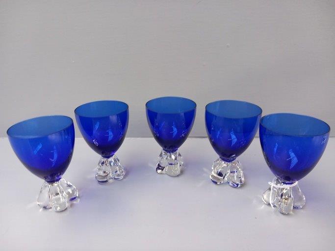 2 Glass Water Jugs & 5 Blue Glasses - Image 2 of 2