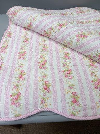 Pink Patterned Floral Quilt & 2 Cushions (Slightly Marked) & 2 Cushions - Image 5 of 6