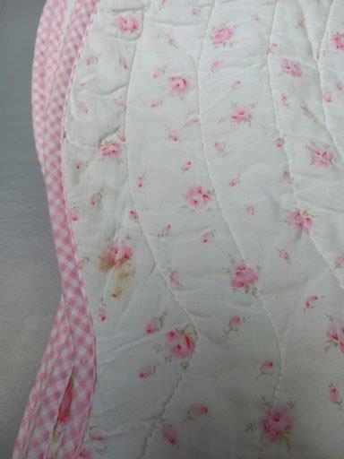 Pink Patterned Floral Quilt & 2 Cushions (Slightly Marked) & 2 Cushions - Image 3 of 6