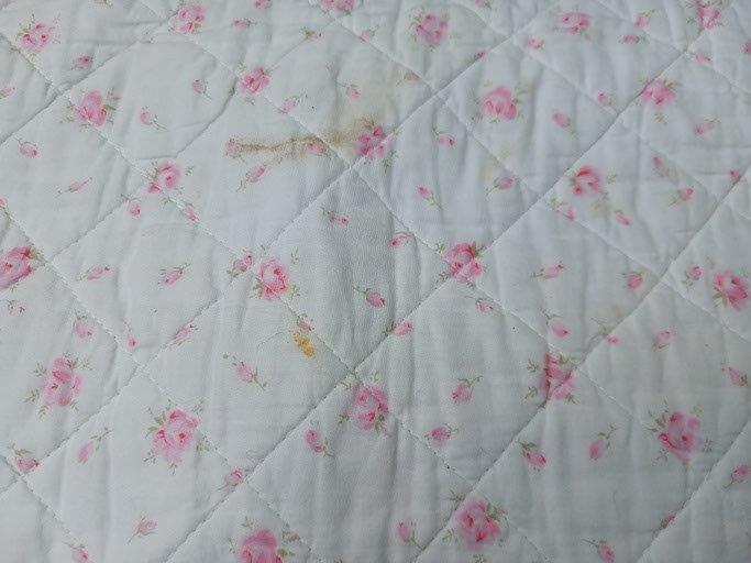 Pink Patterned Floral Quilt & 2 Cushions (Slightly Marked) & 2 Cushions - Image 4 of 6