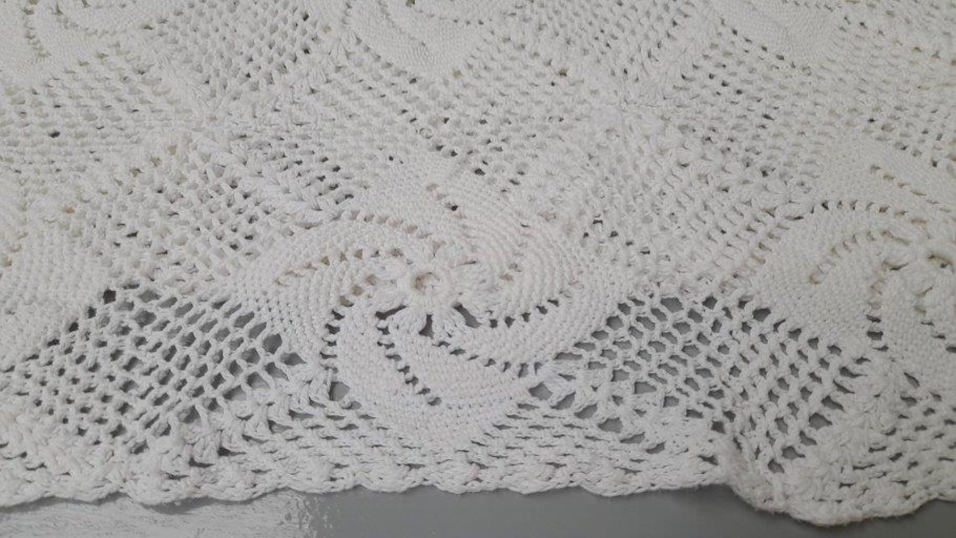 Vintage Crochet White Throw L200cm x W173cm (A/F) - Image 2 of 3