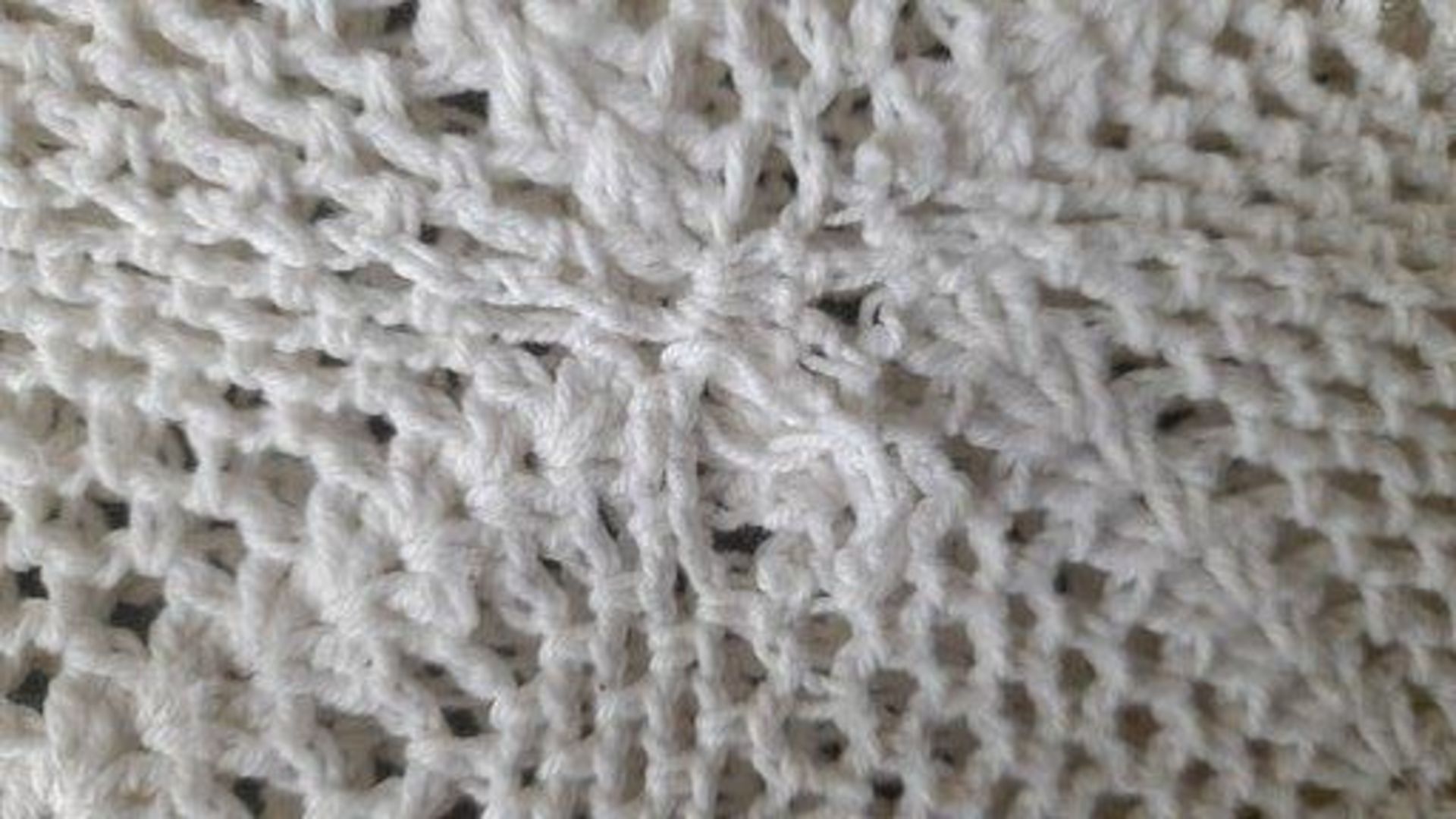 Vintage Crochet White Throw L200cm x W173cm (A/F) - Image 3 of 3