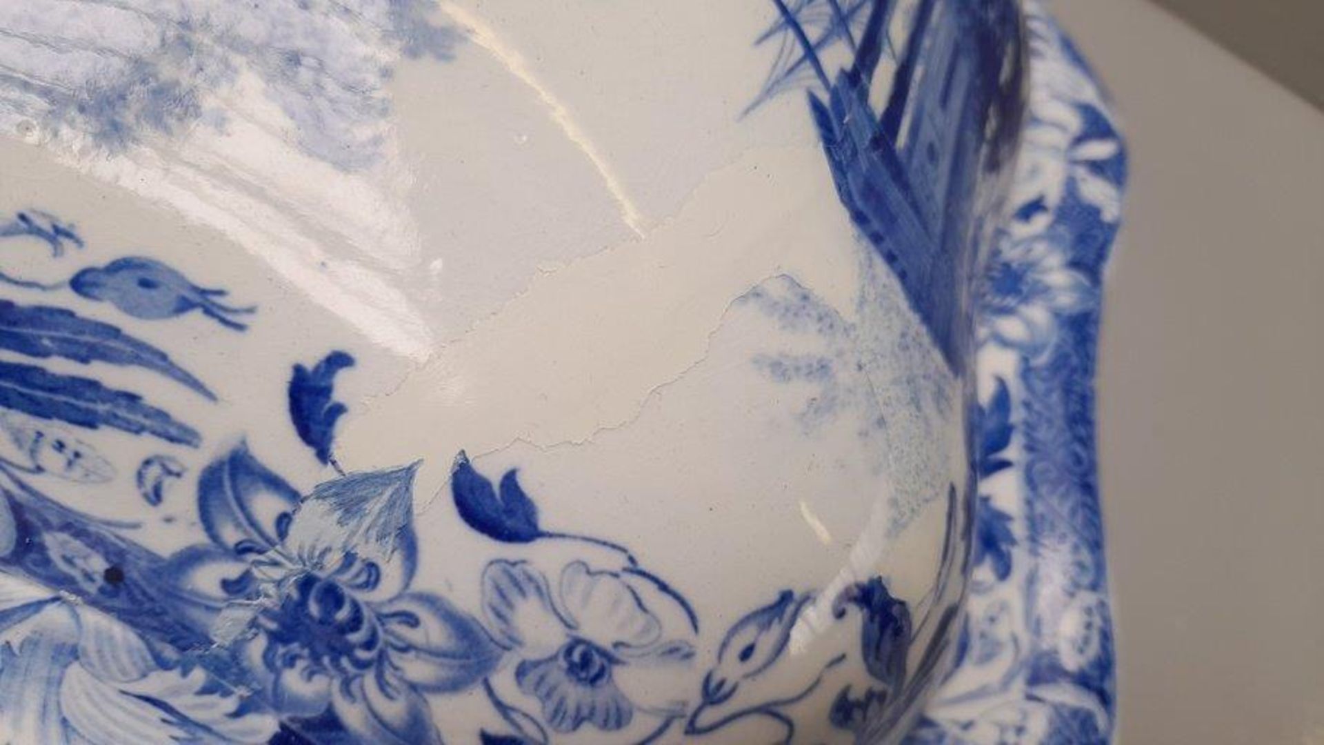 Blue & White Wedgwood Tureen (A/F) - Image 2 of 3