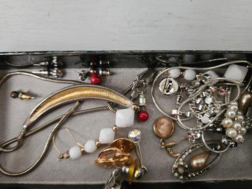 9Ct Gold Earrings, Costume Jewellery Etc - Image 3 of 3