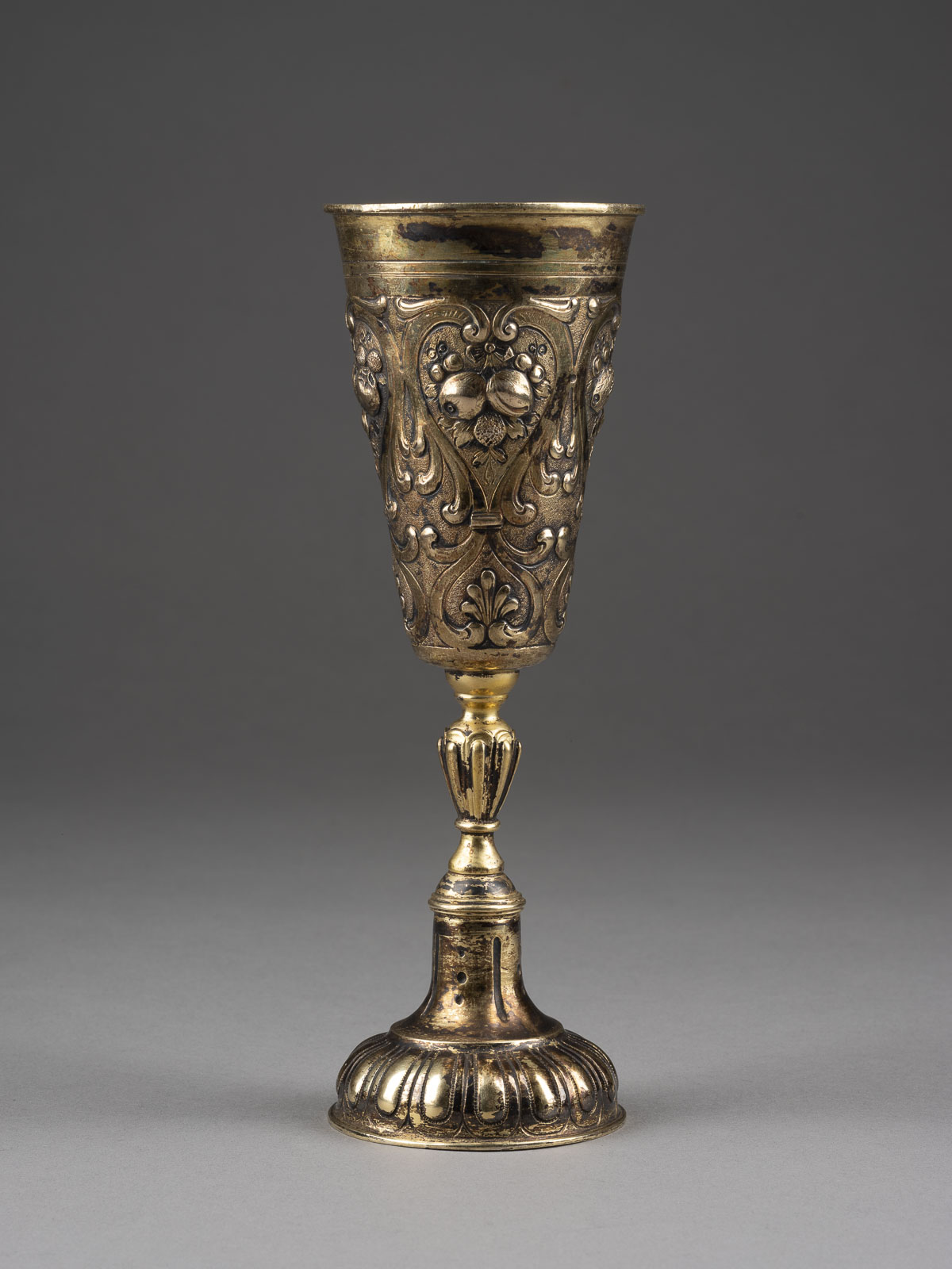 VERGOLDETER SILBERPOKAL IM BAROCK-STIL - Image 2 of 2