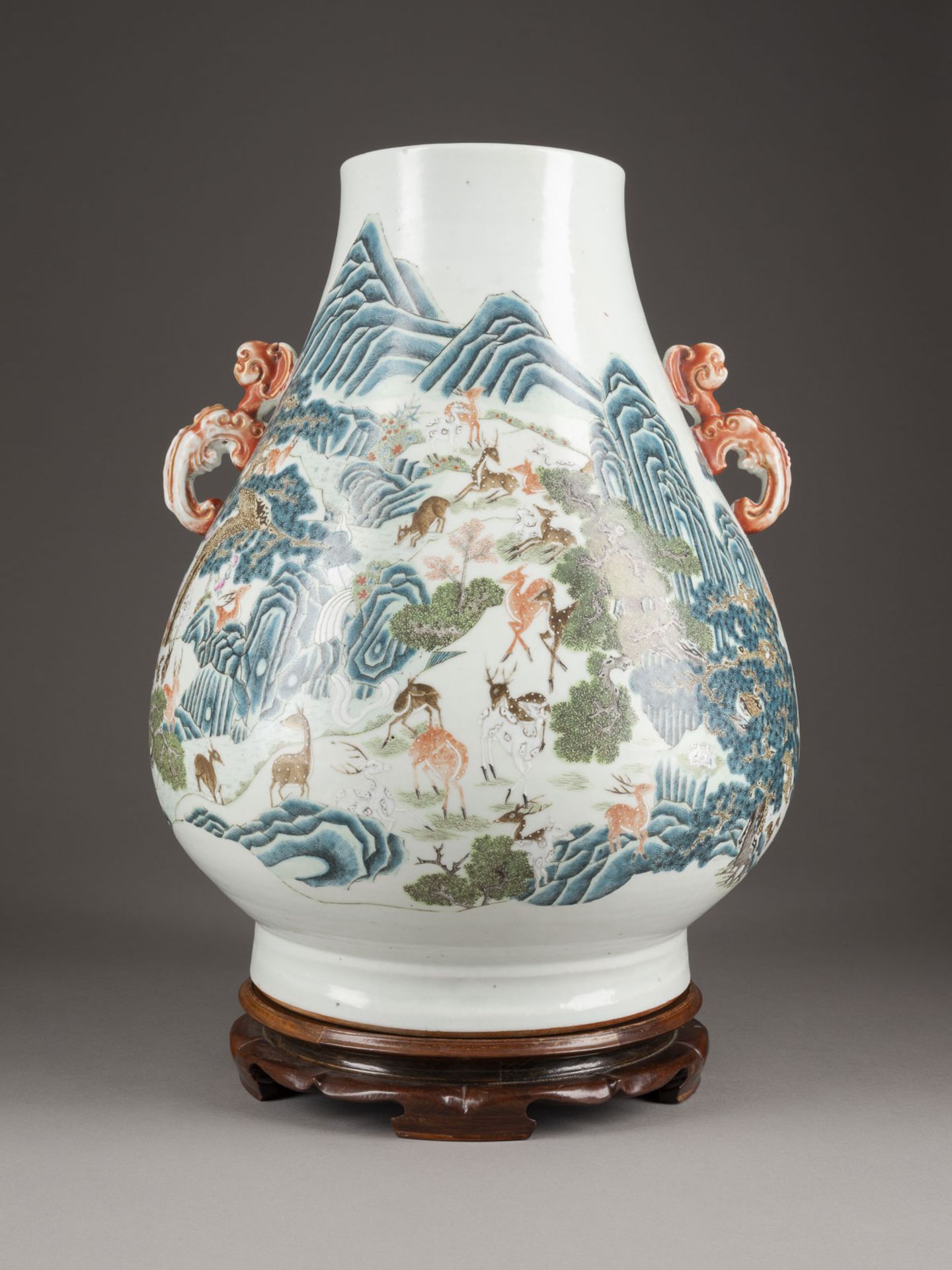 EINE FAMILLE ROSE VASE DEKORIERT MIT 'HUNDERT HIRSCHEN' UND EINE FLASCHENVASE - Image 2 of 4