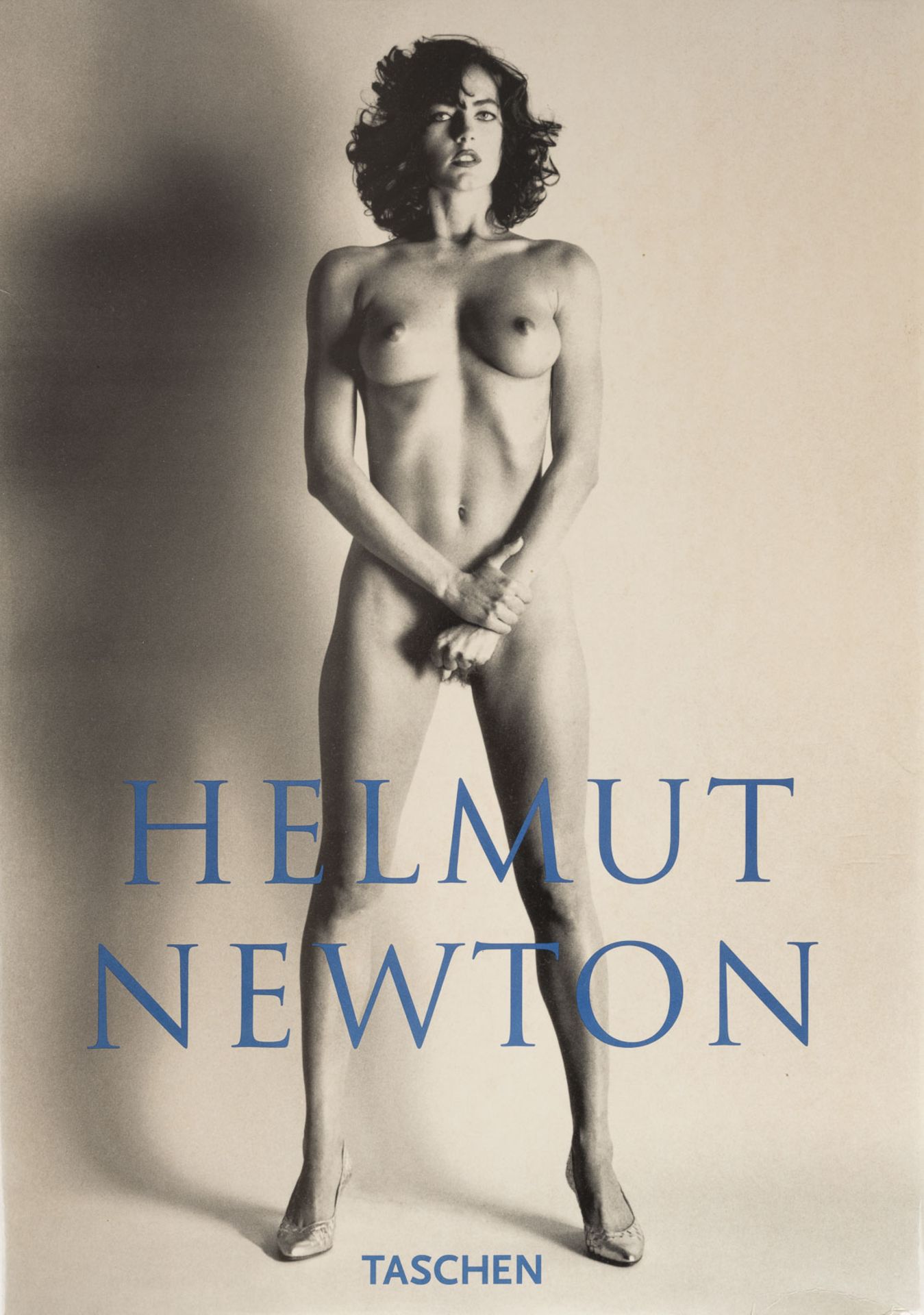 HELMUT NEWTON MONUMENTALER FOTOBILDBAND 'SUMO' MIT PRÄSENTATIONSTISCH (1999)