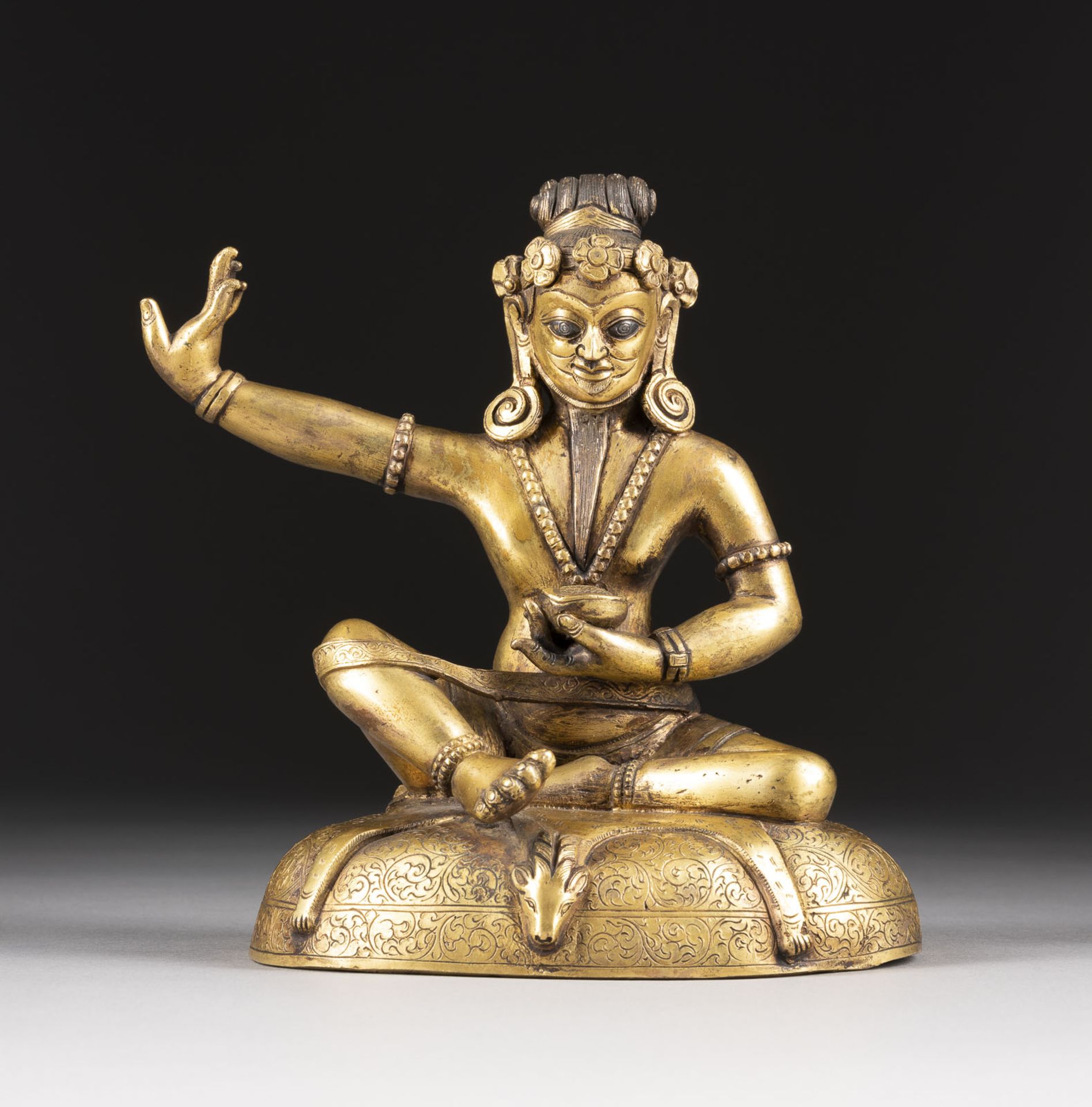 EINE VERGOLDETE SITZENDE FIGUR VON TSANG NYON HERUKA AUS BRONZE