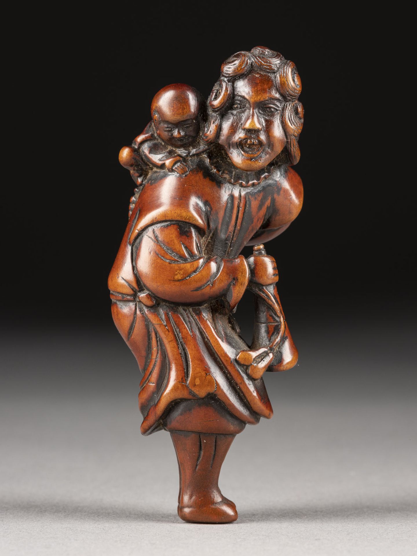 EIN HOLZGESCHNITZTES NETSUKE EINES HOLLÄNDERS