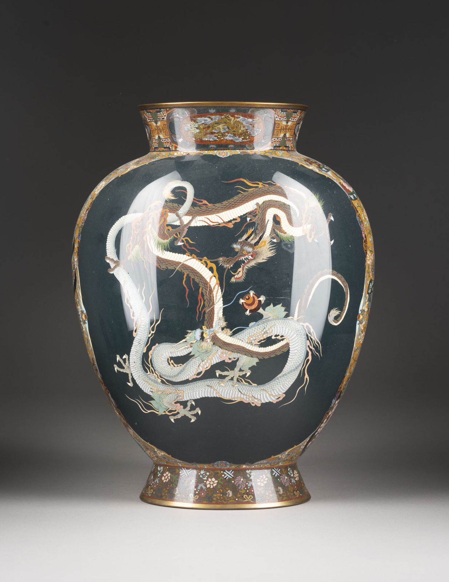 EINE CLOISONNÉ EMAILLE VASE DEKORIERT MIT DRACHEN UND PHÖNIX - Image 2 of 2