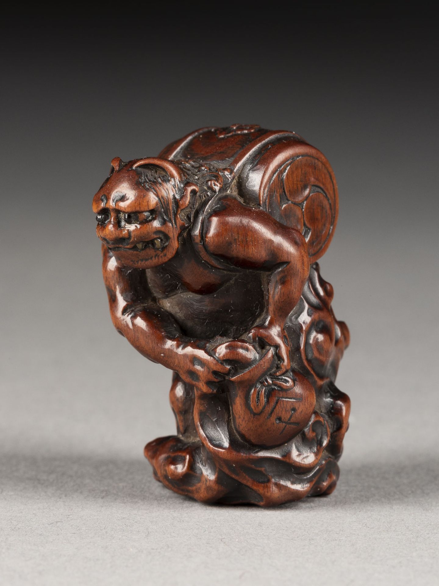 EIN FEINES NETSUKE DES RAIJIN AUS KIRSCHHOLZ