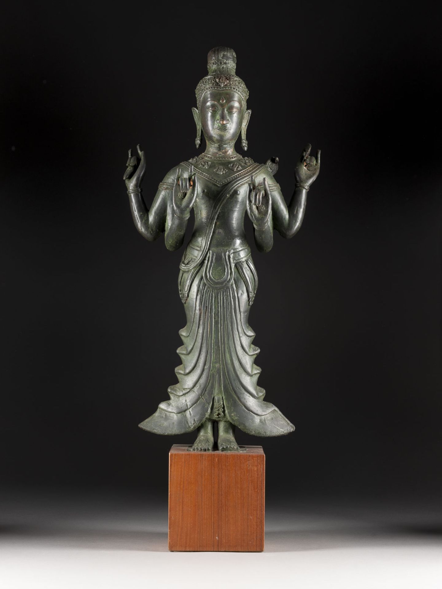 EINE STEHENDE FIGUR VON VISHNU AUS BRONZE