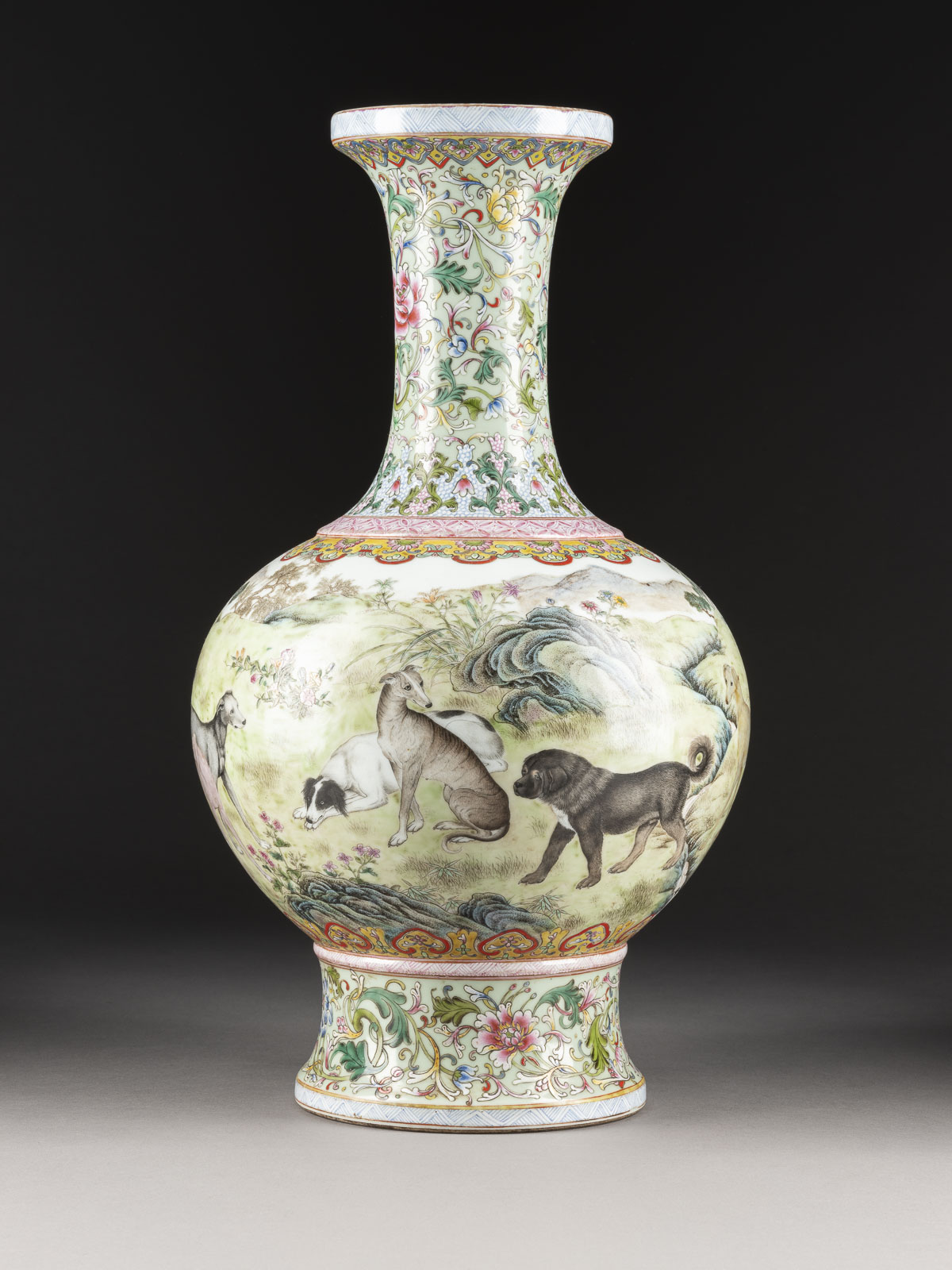 EINE FAMILLE ROSE VASE DEKORIERT MIT "TEN PRIZED DOGS"