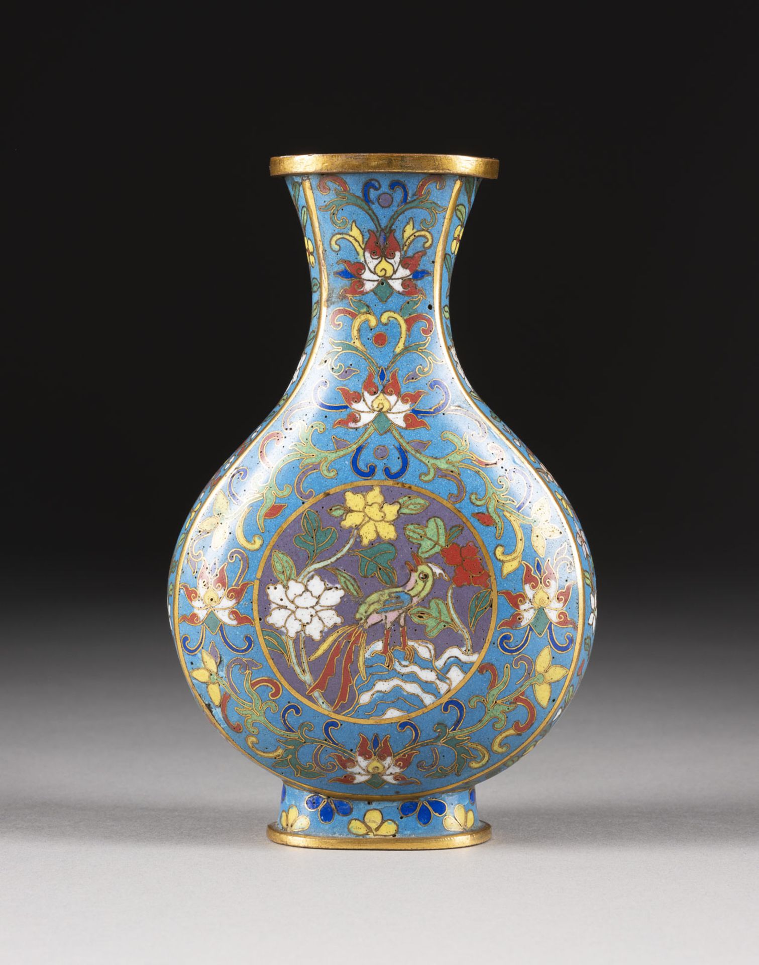 EINE CLOISONNÉ EMAILLE VASE DEKORIERT MIT BLUMEN