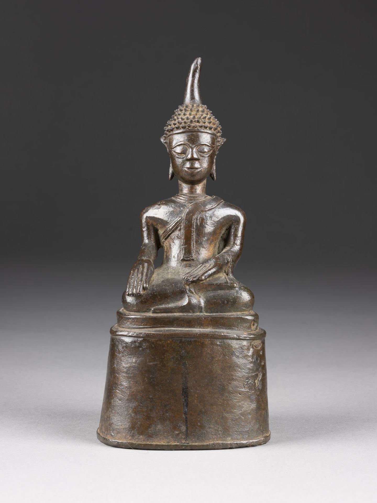 EINE SITZENDE FIGUR VON BUDDHA AUS BRONZE