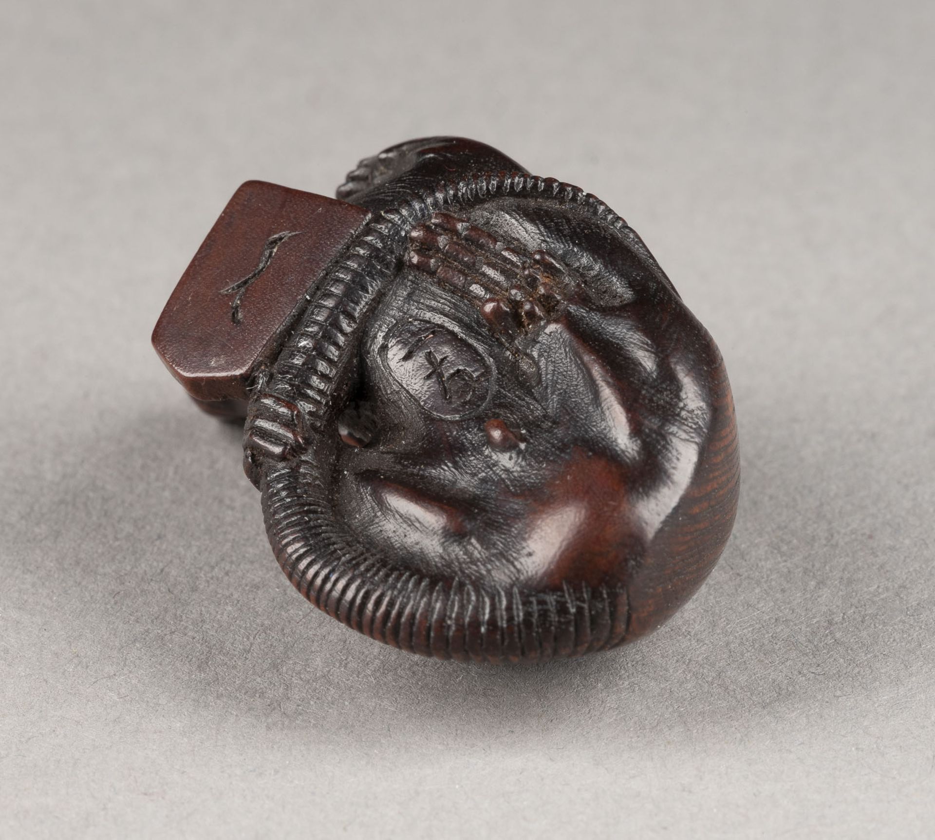 EIN FEINES HOLZGESCHNITZTES NETSUKE EINER RATTE - Image 2 of 2