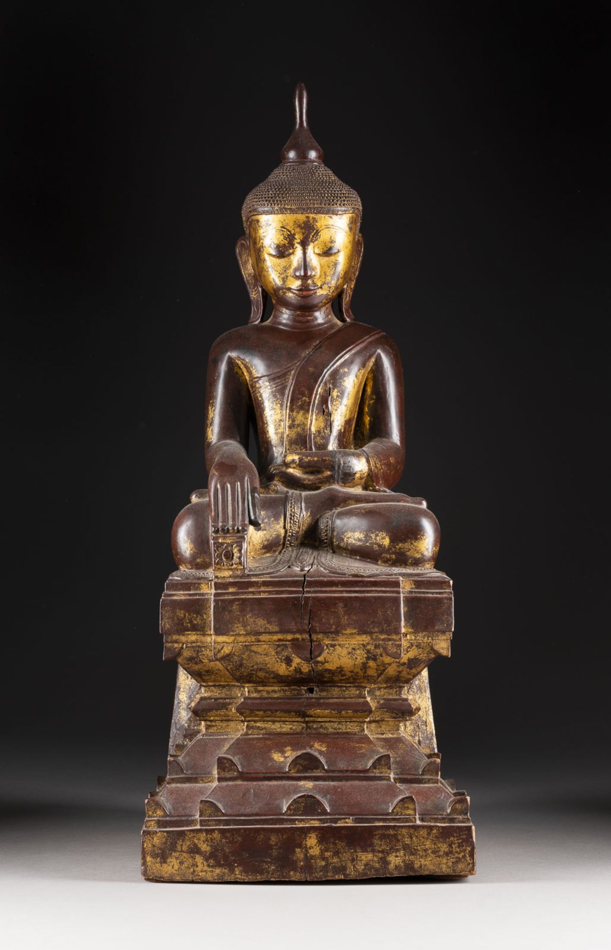 EINE SITZENDE FIGUR VON BUDDHA AUS LACKIERTEM HOLZ