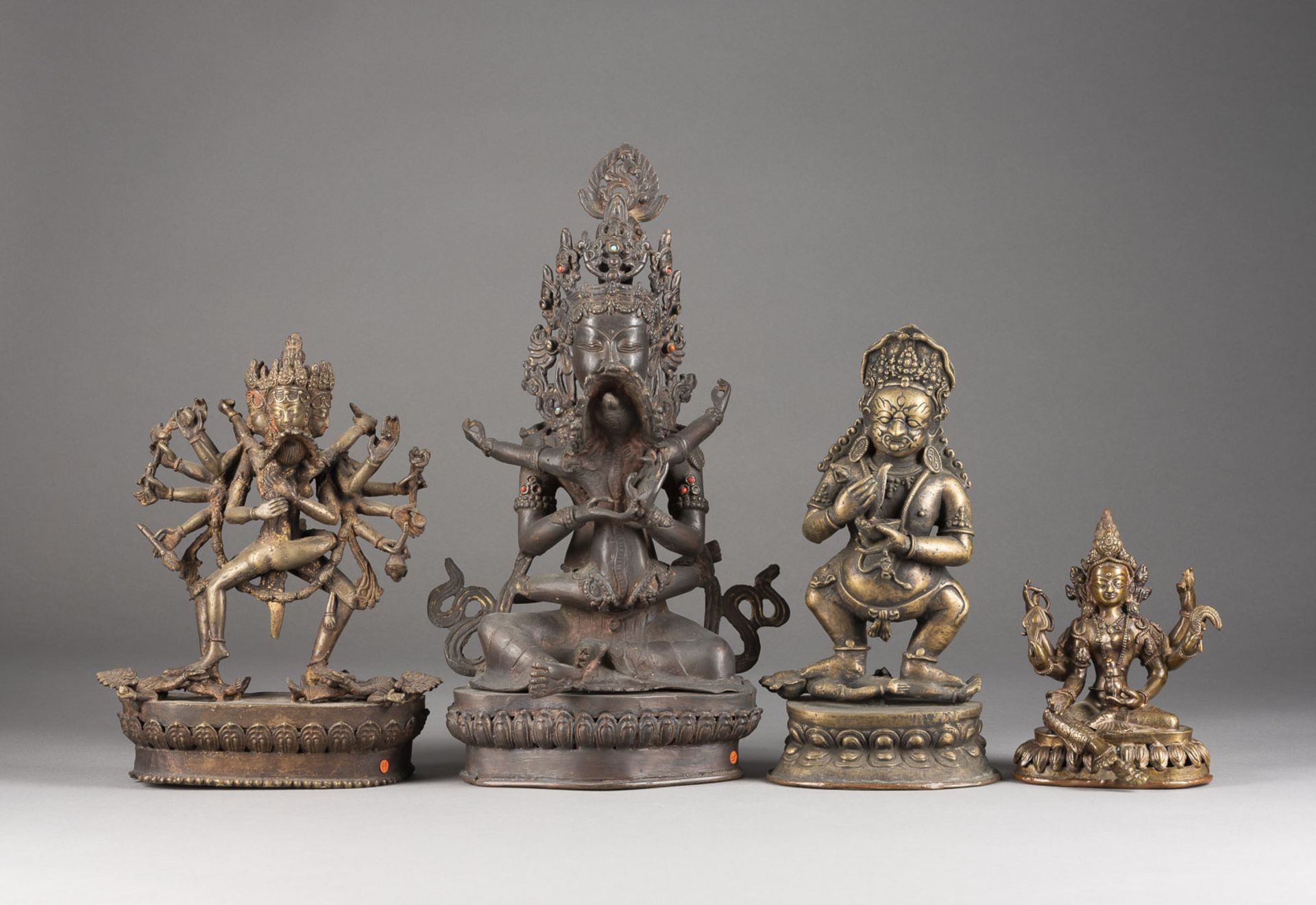 EIN KONVOLUT VON BUDDHISTISCHEN FIGUREN AUS BRONZE