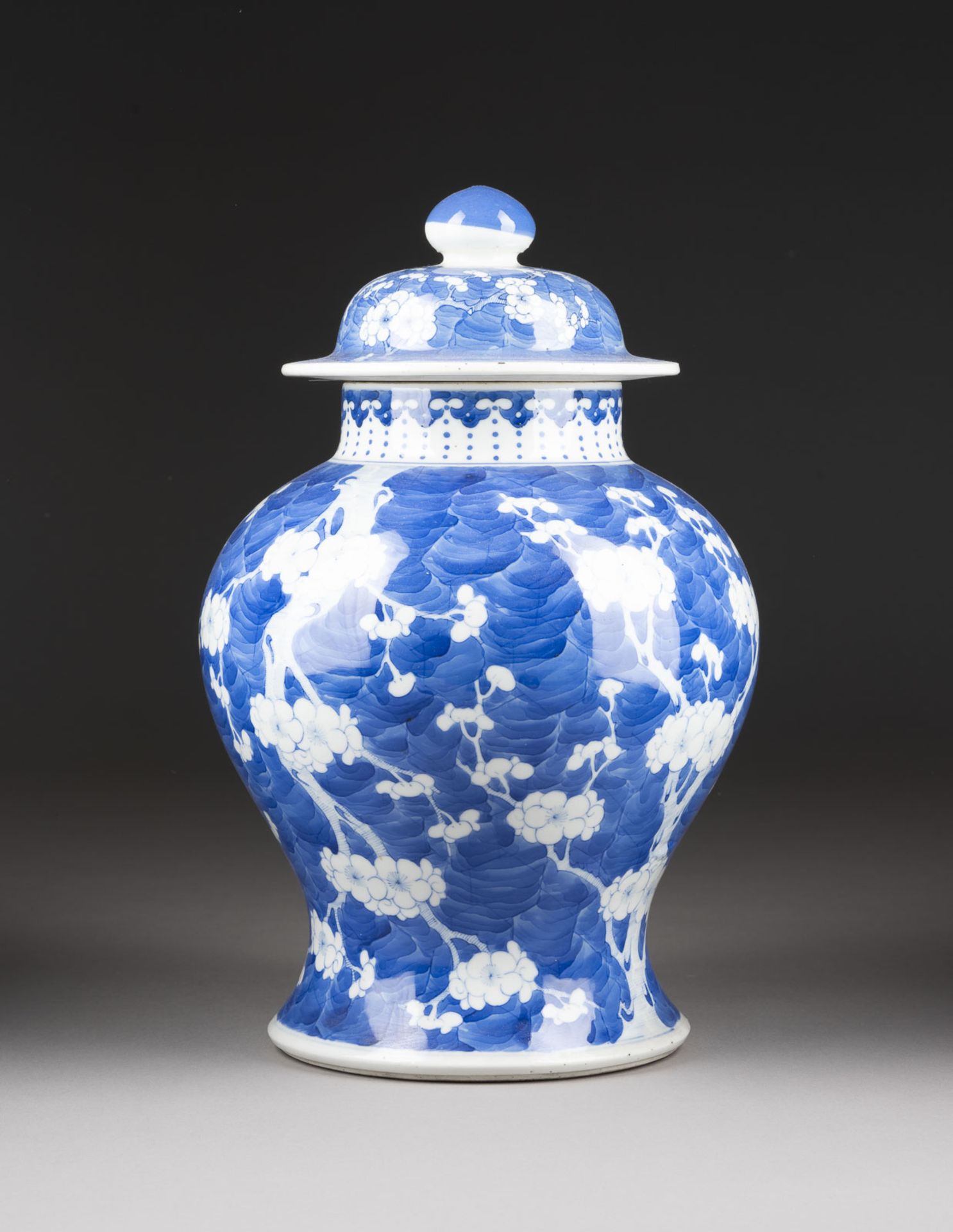 EINE BLAU-WEISSE BALUSTERVASE MIT DECKEL DEKORIERT MIT PRUNUS