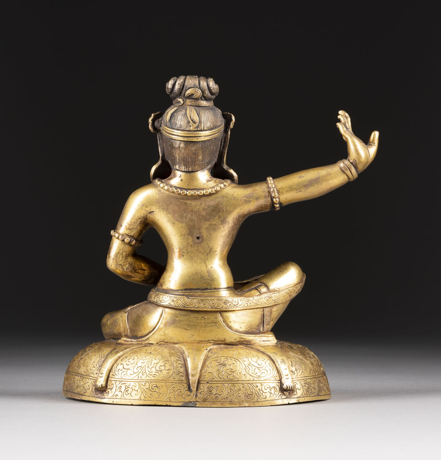 EINE VERGOLDETE SITZENDE FIGUR VON TSANG NYON HERUKA AUS BRONZE - Bild 2 aus 3