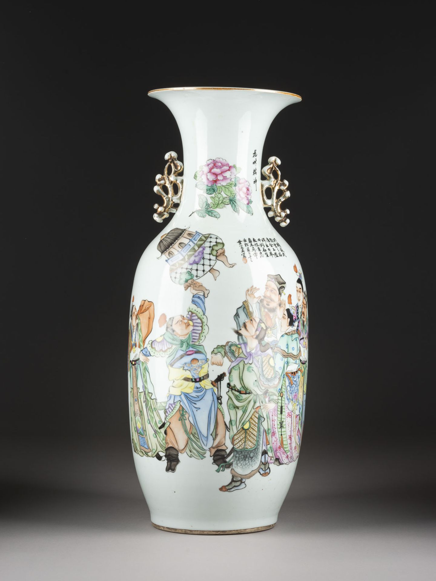 YE YICHUN ZUGESCHRIEBEN, EINE FAMILLE ROSE VASE DEKORIERT MIT FIGUREN UND BLUMEN