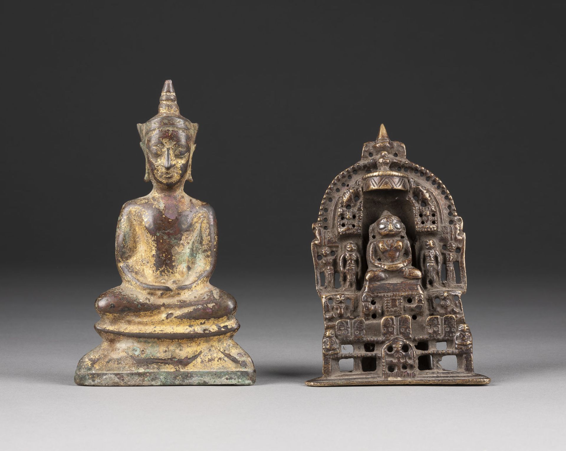 EIN KLEINER JAIN-ALTAR UND EINE SITZENDE FIGUR VON BUDDHA AUS BRONZE