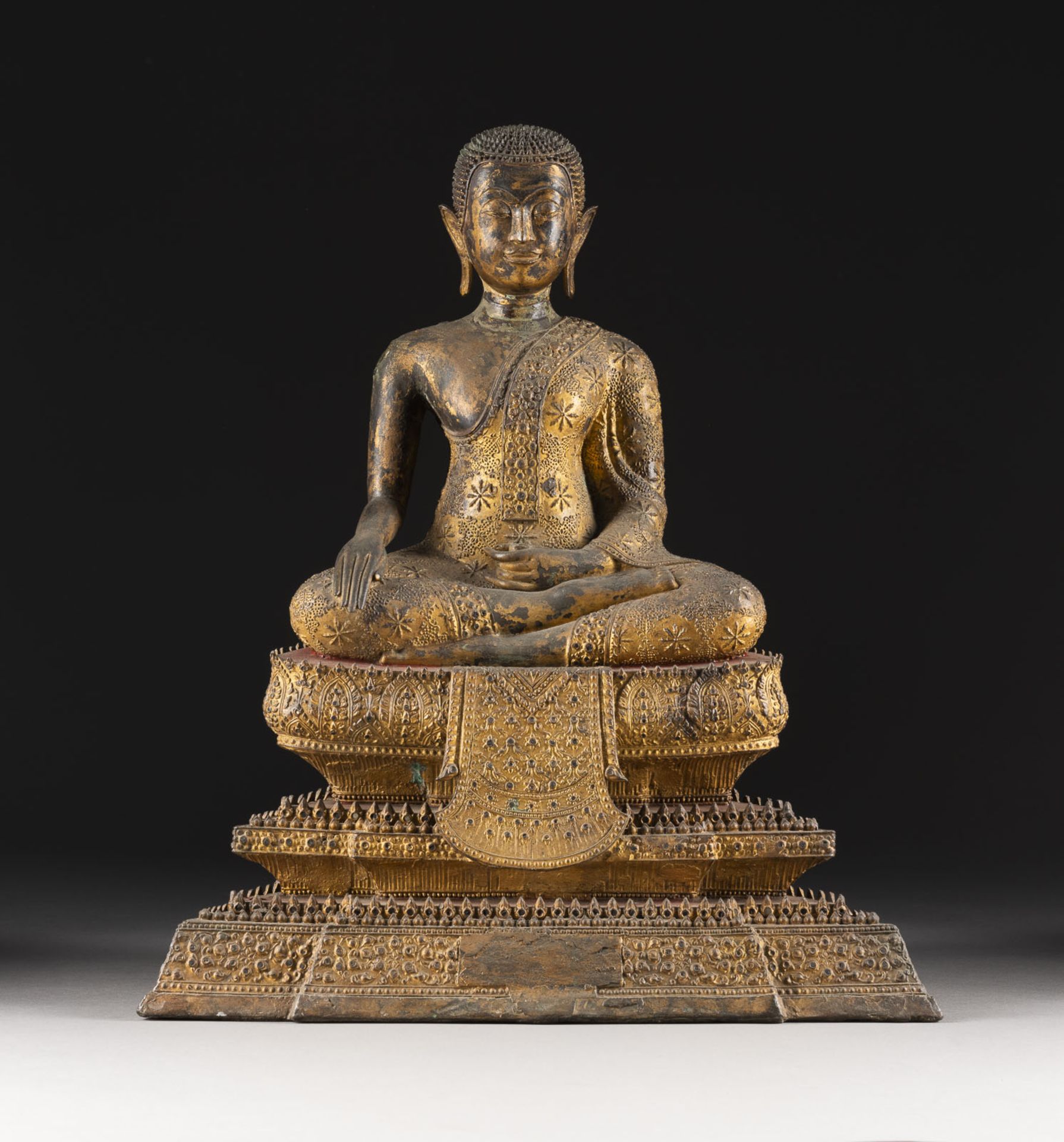 EINE VERGOLDETE SITZENDE FIGUR VON BUDDHA AUS BRONZE